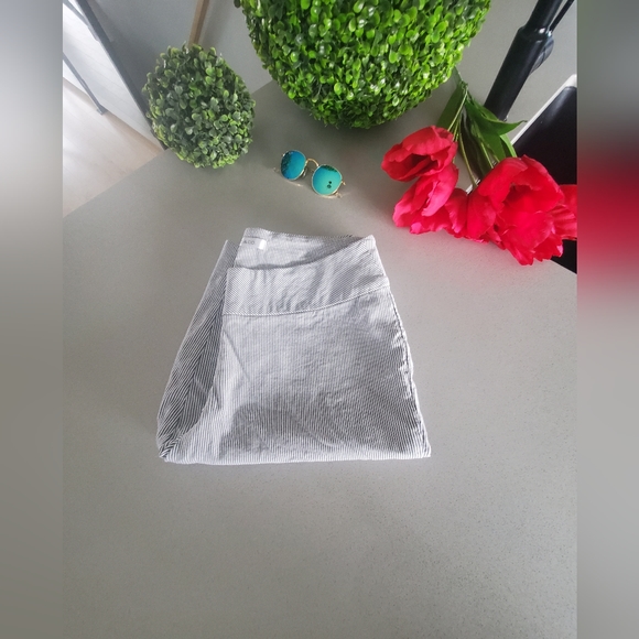 S.C. & CO. Beau bermudas rayé de couleur bleu-gris et blanc - Picture 8 of 8